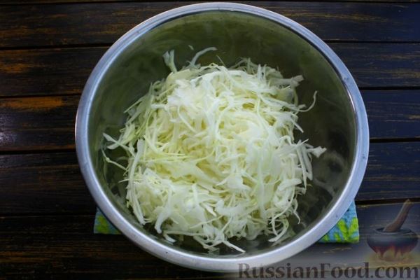 Щи из свежей капусты с мясными фрикадельками и томатным соком