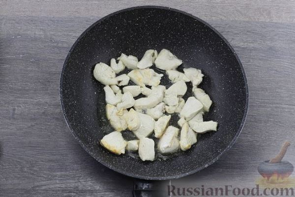 Рис с курицей, колбасками и зелёным горошком (на сковороде)