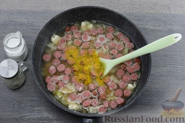 Рис с курицей, колбасками и зелёным горошком (на сковороде)