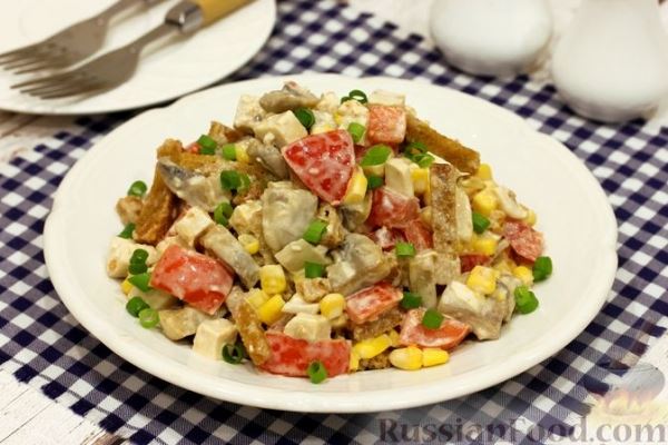 Салат с курицей, шампиньонами, овощами и сухариками