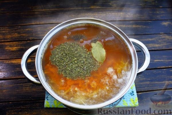 Щи из свежей капусты с мясными фрикадельками и томатным соком