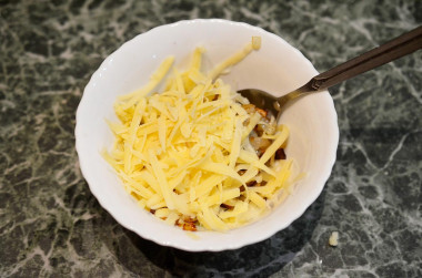 Грибы шампиньоны с сыром и помидорами в духовке
