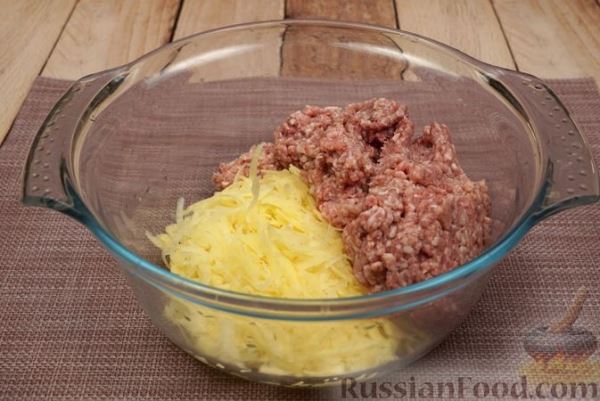 Мясные "гнёзда" с картофелем, сыром и яйцами