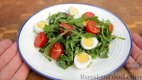 Салат с руколой, помидорами черри, перепелиными яйцами и бальзамическим уксусом