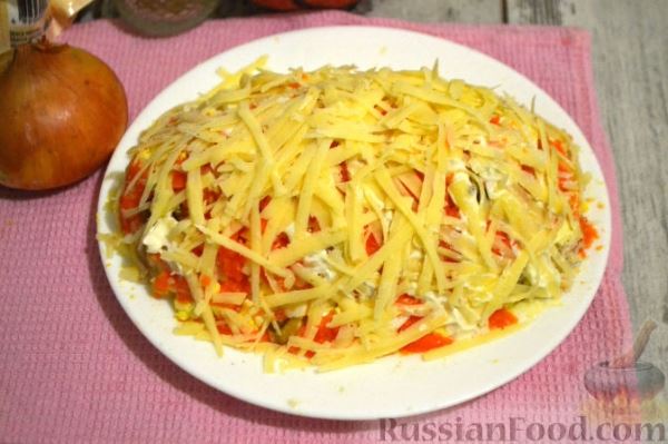 Слоеный салат с курицей, картофелем и орехами