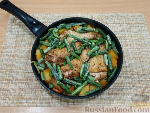 Курица, тушенная с картошкой и стручковой фасолью