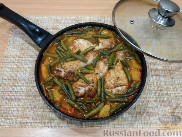 Курица, тушенная с картошкой и стручковой фасолью