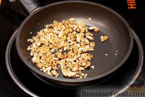 Салат из пекинской капусты со свёклой, изюмом и орехами