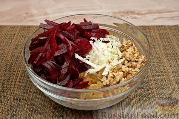 Салат из пекинской капусты со свёклой, изюмом и орехами