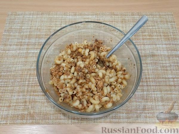 Салат с рыбными консервами, макаронами, сыром и яйцами