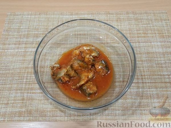 Салат с рыбными консервами, макаронами, сыром и яйцами