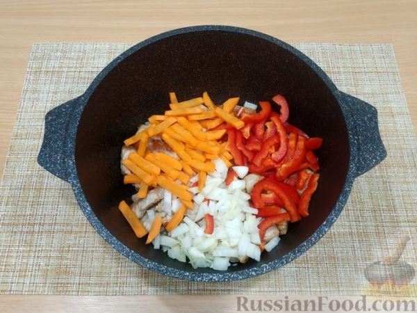 Тушёная капуста с мясом и макаронами