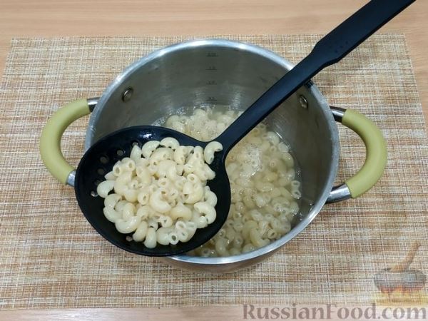 Салат с рыбными консервами, макаронами, сыром и яйцами