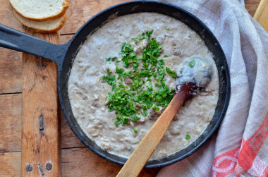 Куриная печень в сметане с луком, жареная  на сковороде